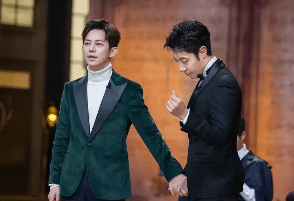 春晚热搜霸屏!王菲的耳环、撒贝宁的眉毛、沈腾说错词、机器人“扎堆”……