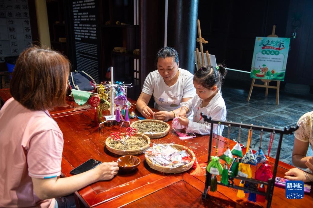 从圈层文化到春晚舞台,卡游入局背后,看中国消费形态的升级