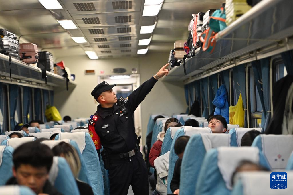 (新春走基层)火车司机转型叫班员 春运路上不变的是守护