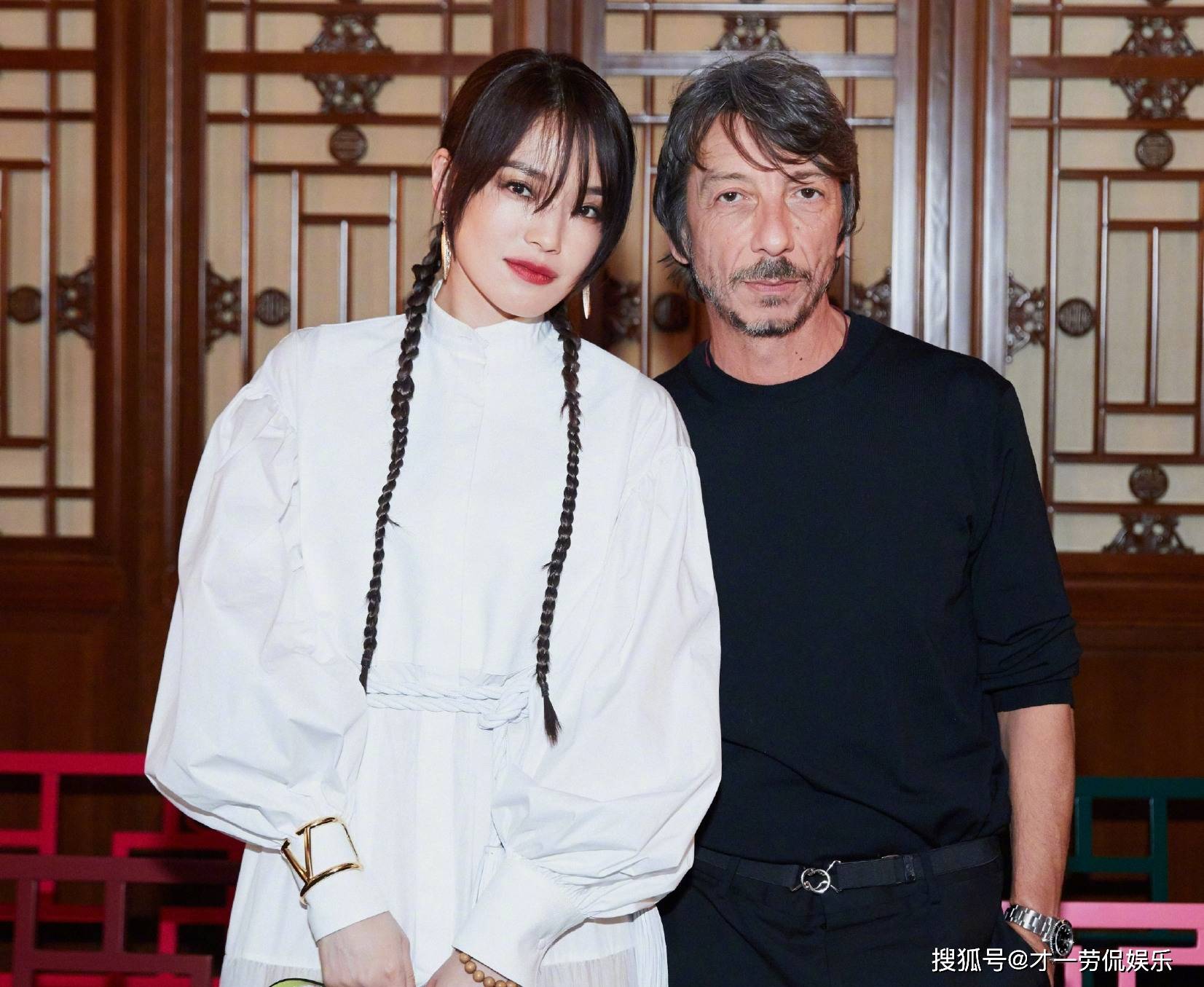 教游客拍与“三件套”同框大片，上海陆家嘴“付小哥”火了丨新春走基层