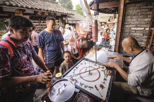 （新春走基层）老调新词话变迁：百年花灯照亮“边城”新气象