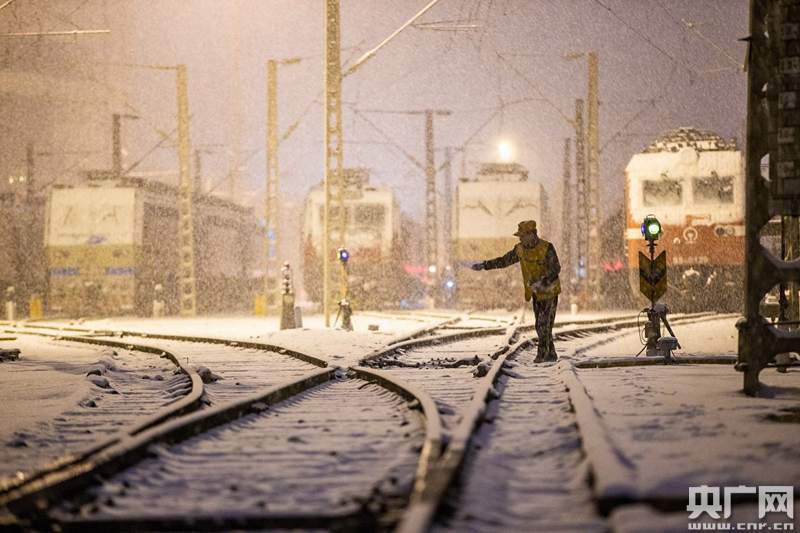 西安降雪变身“长安” 风雪“降速”返程路