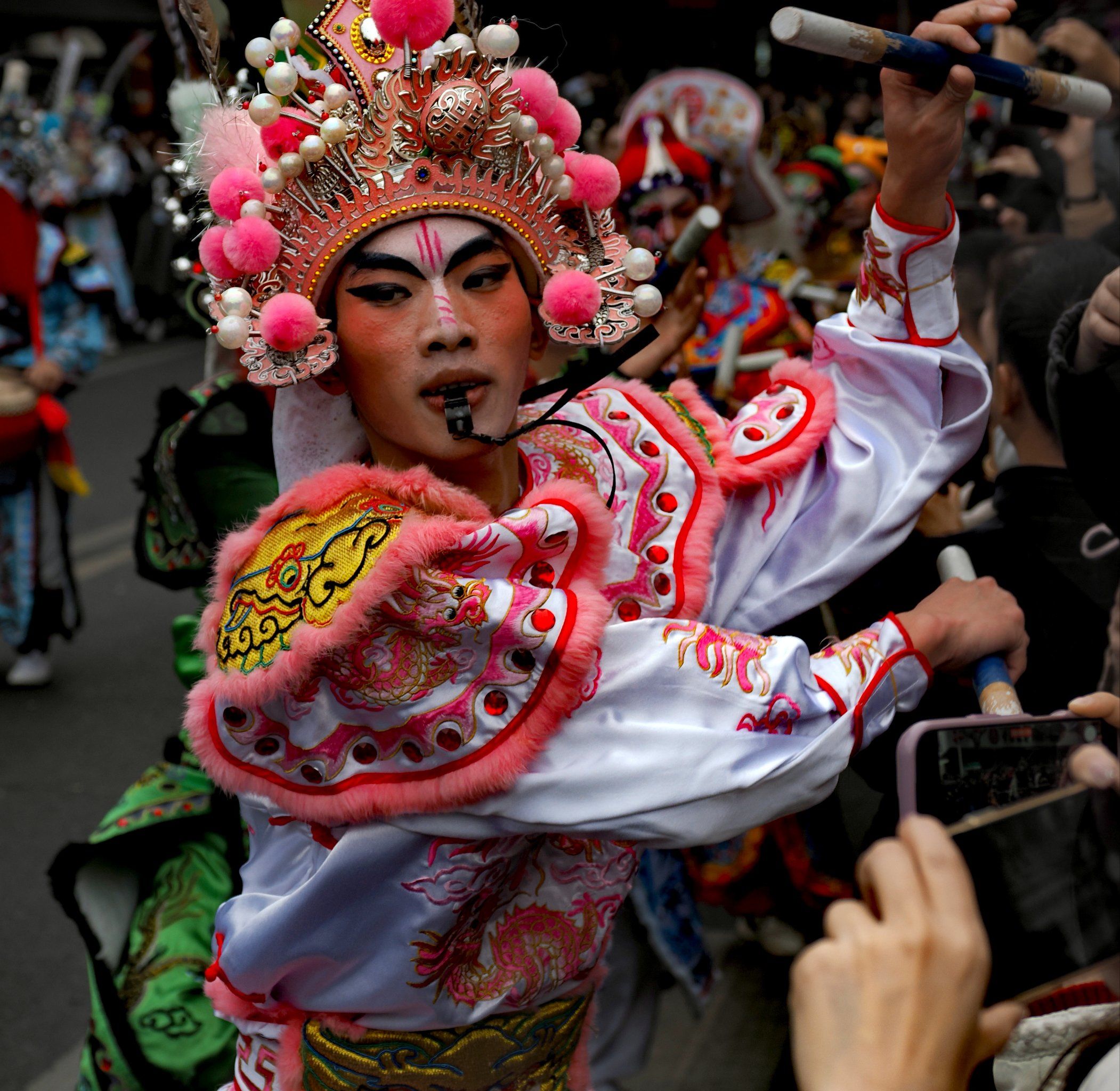(新春走基层)“潮汕人的春节从英歌开始”,69岁老人凌晨跨洋归来只为这一舞
