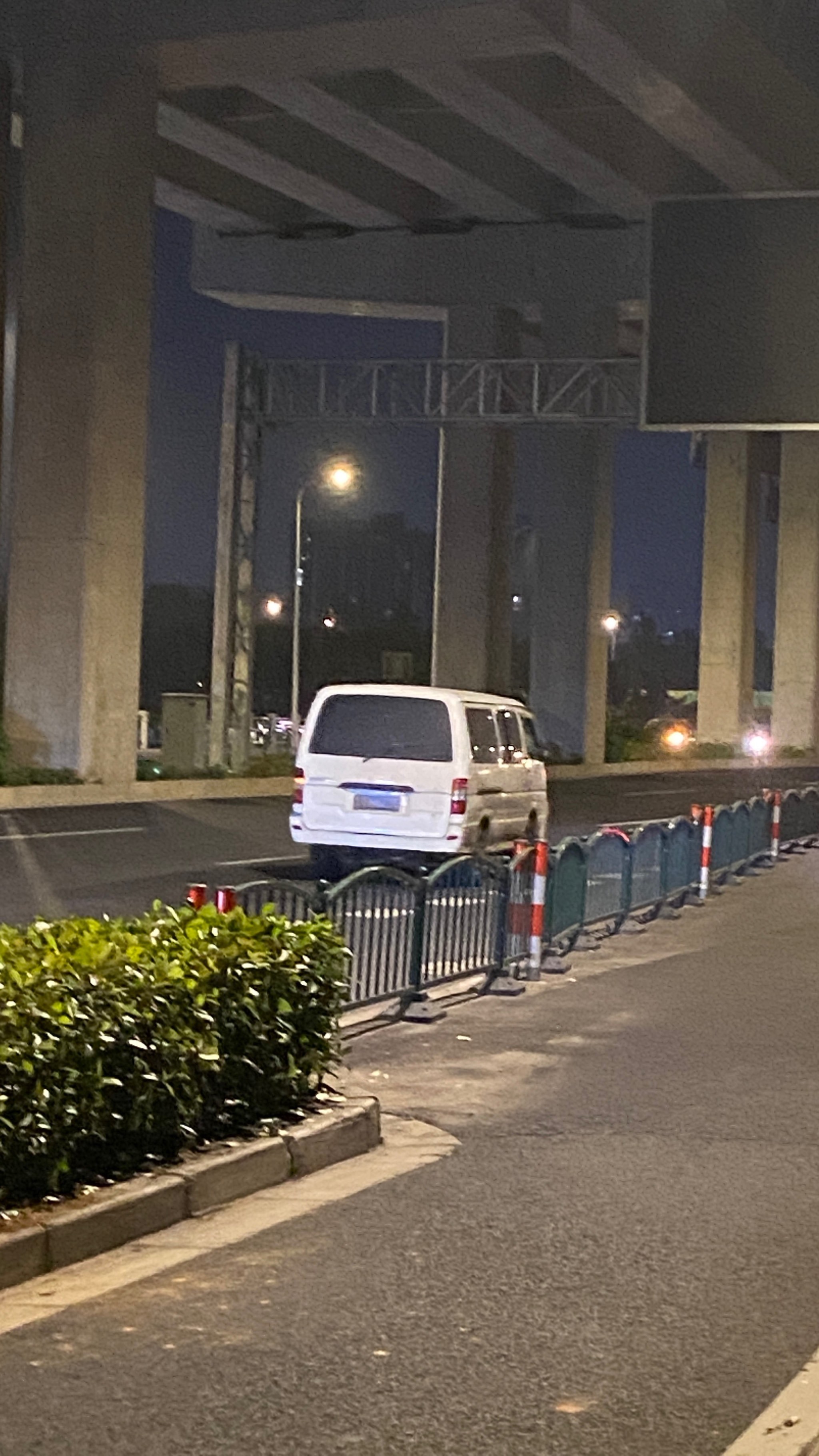 语音误关大灯,车主深夜高速上撞护栏!领克致歉→