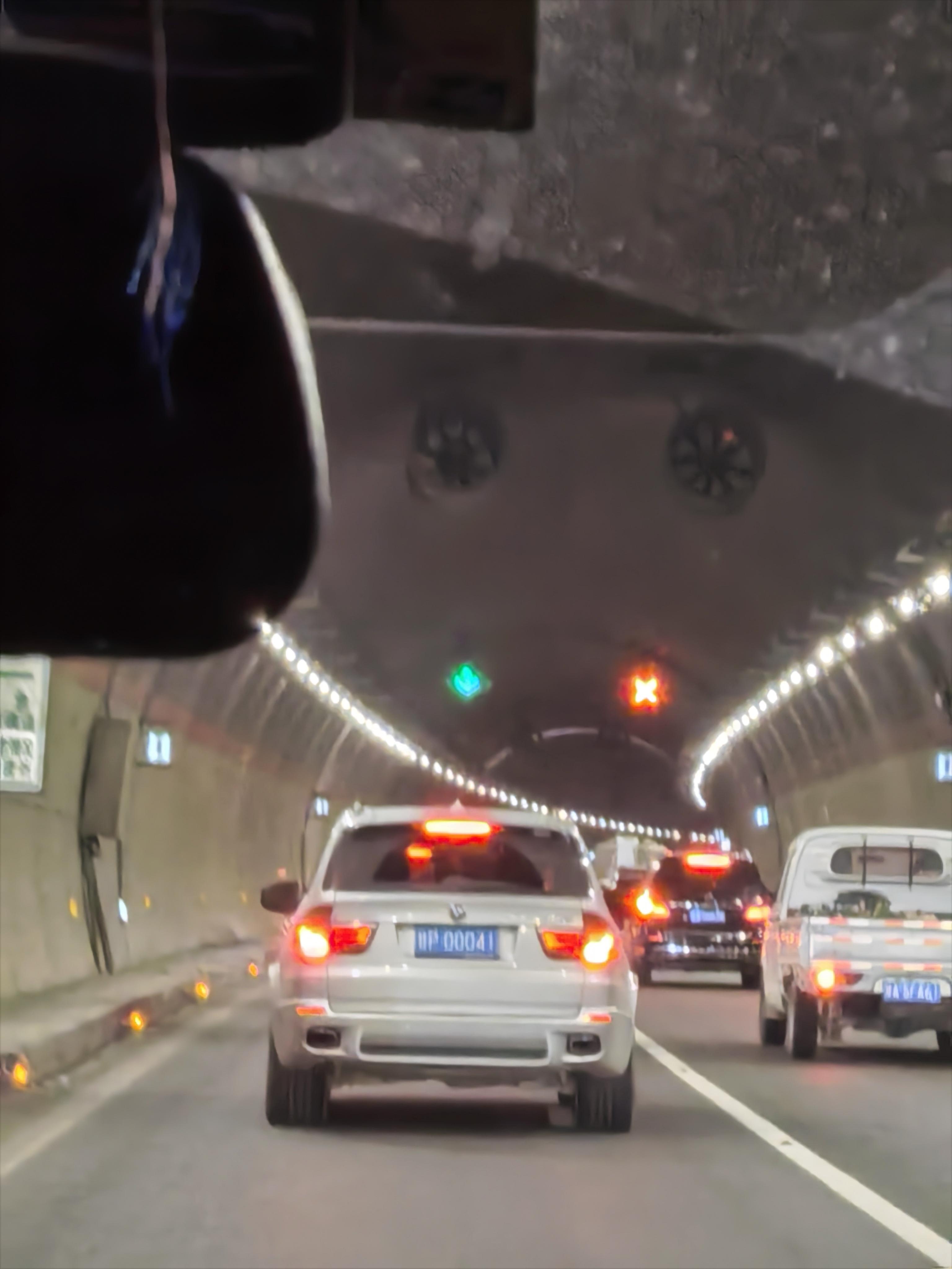 语音误关大灯,车主深夜高速上撞护栏!领克致歉→