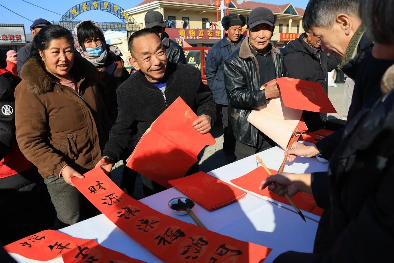 (新春走基层)广西多民族安置社区的开年:民众家门口就业赶工忙