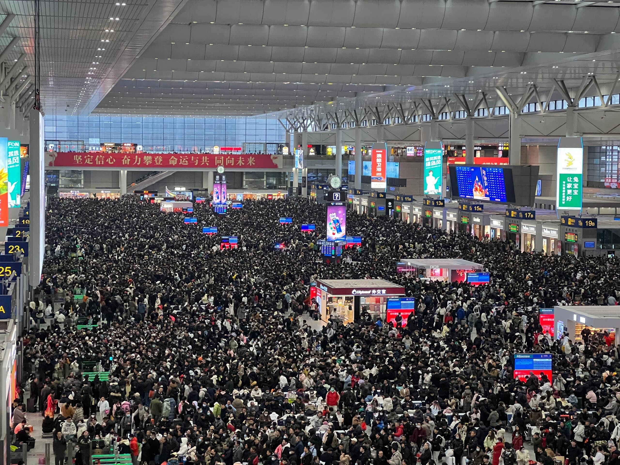 广州站枢纽春运客流突破千万人次