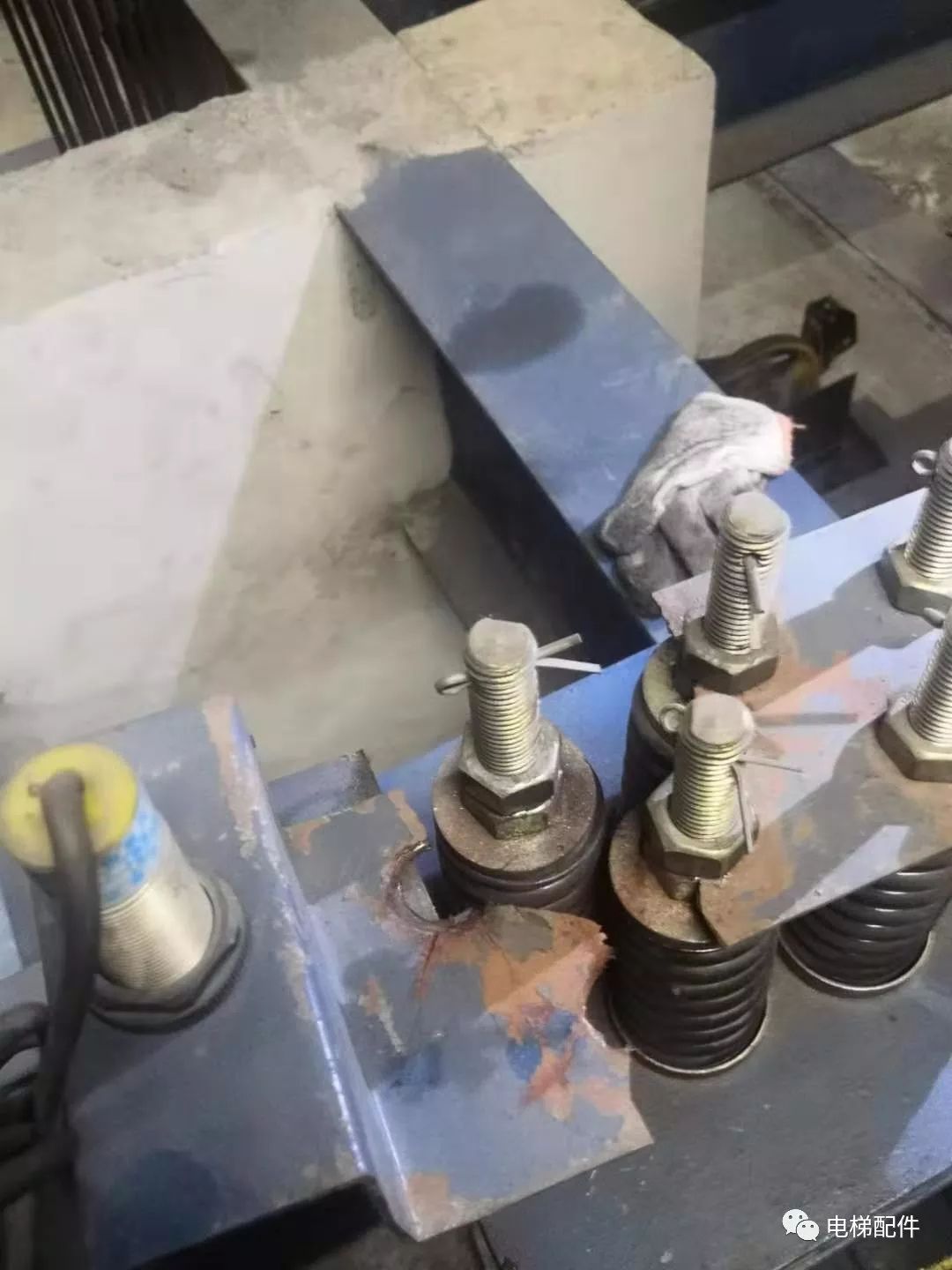 英威腾跌停，4机构现身龙虎榜