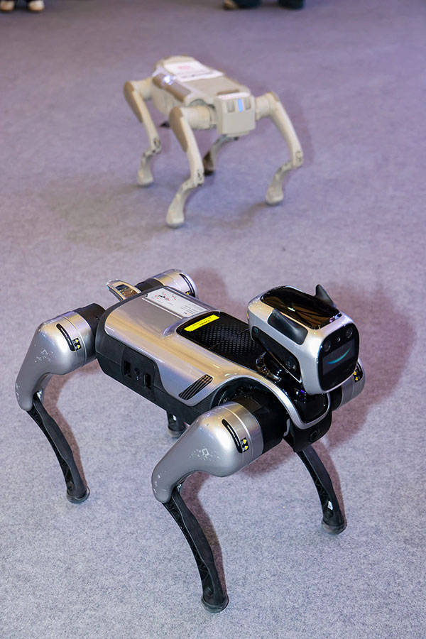 宇树科技拟IPO募资42亿元 冲刺“人形机器人第一股”