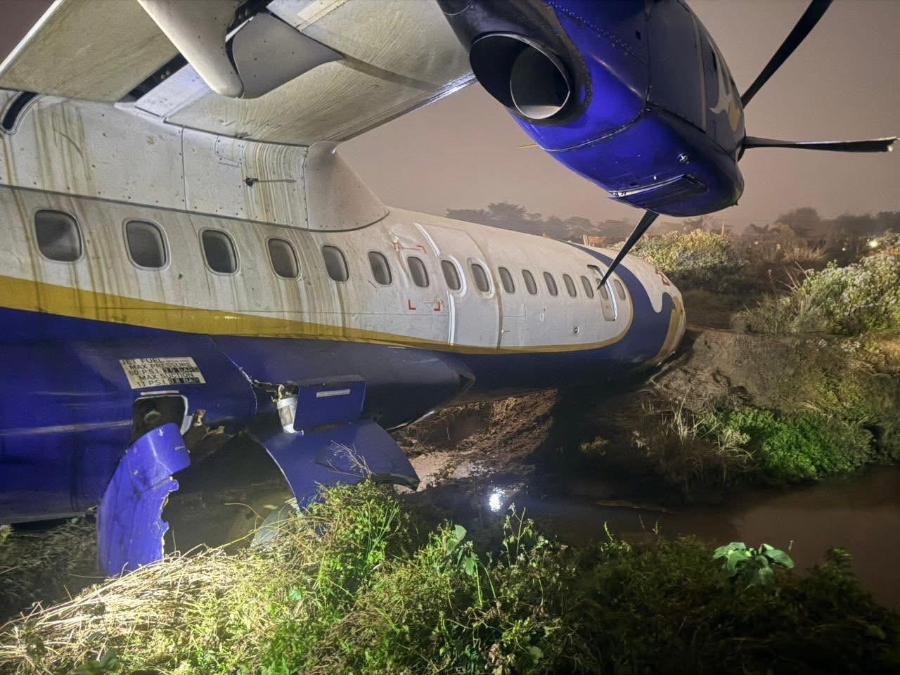 美国纽约机场客机与消防车相撞致2亡多伤