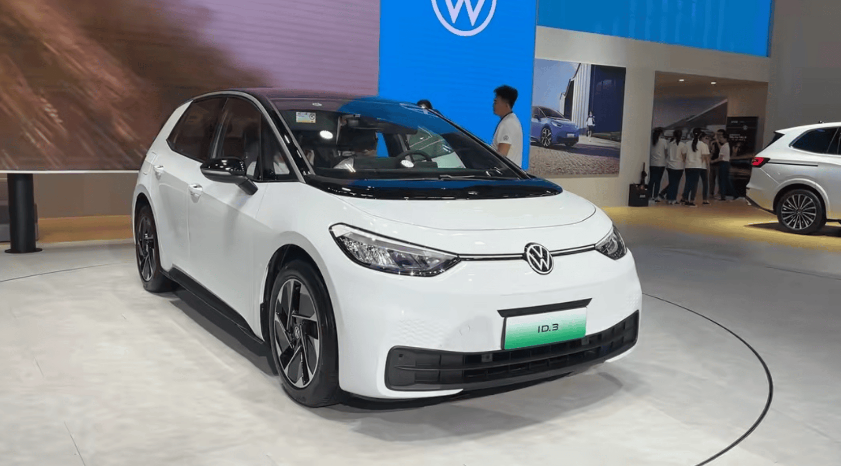 运价低迷重创业绩，中远海控去年盈利骤降近四成，逆周期扩张加剧市场担忧