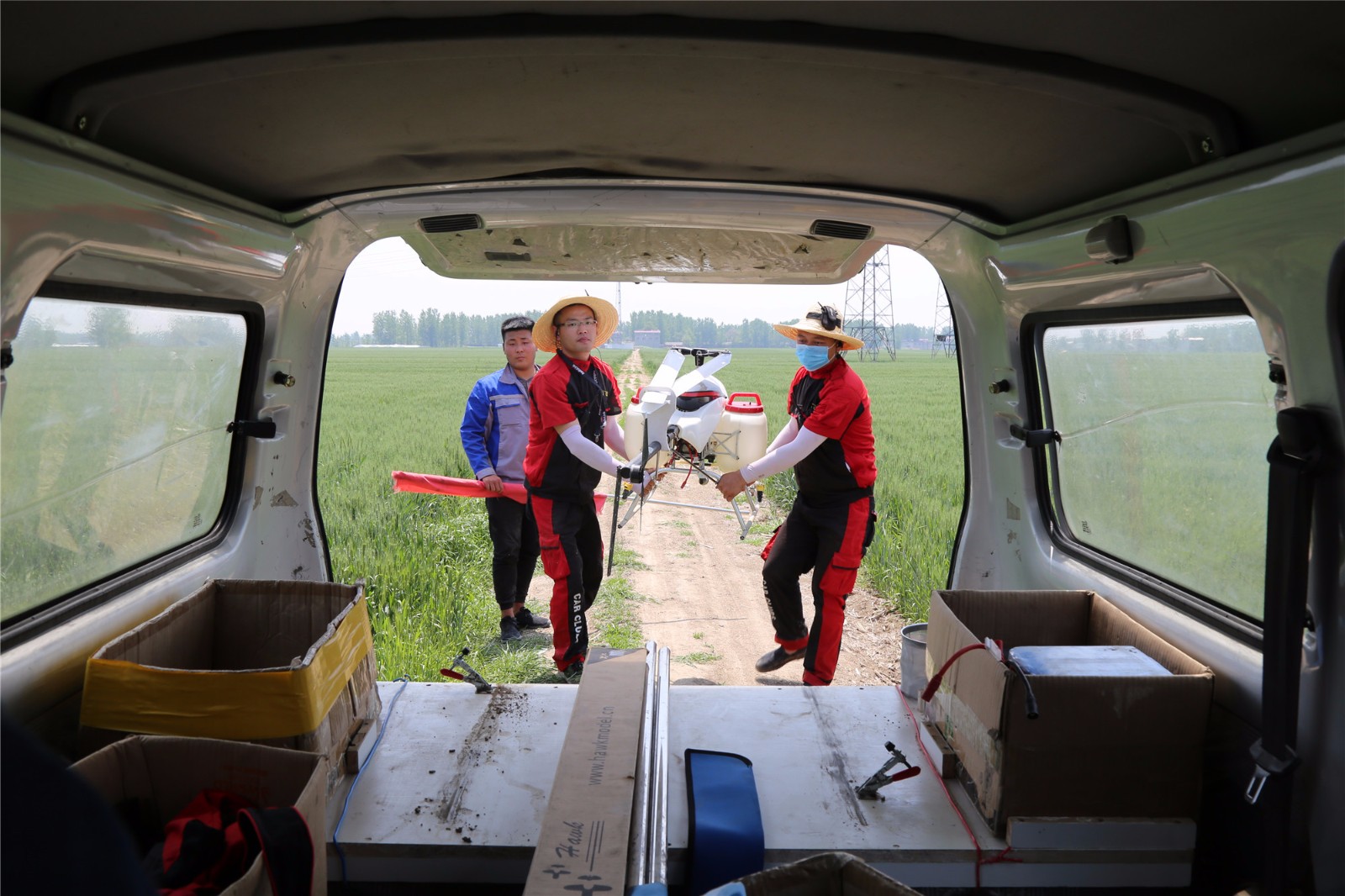 春耕无人机“真香”：“每亩10元抢着约”，有飞手3个月收入4万