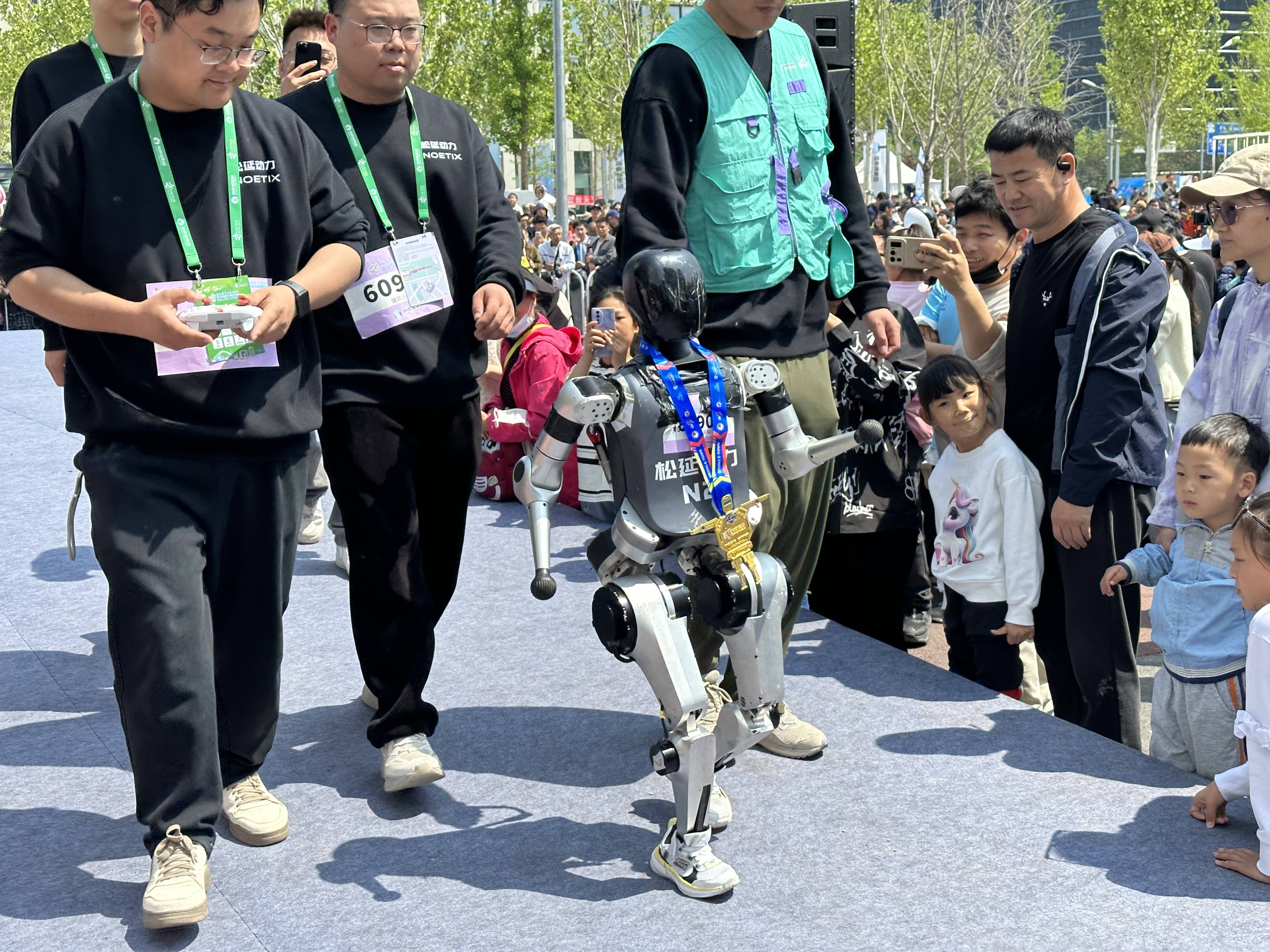 2026北京亦庄人形机器人半程马拉松举行全流程全要素测试