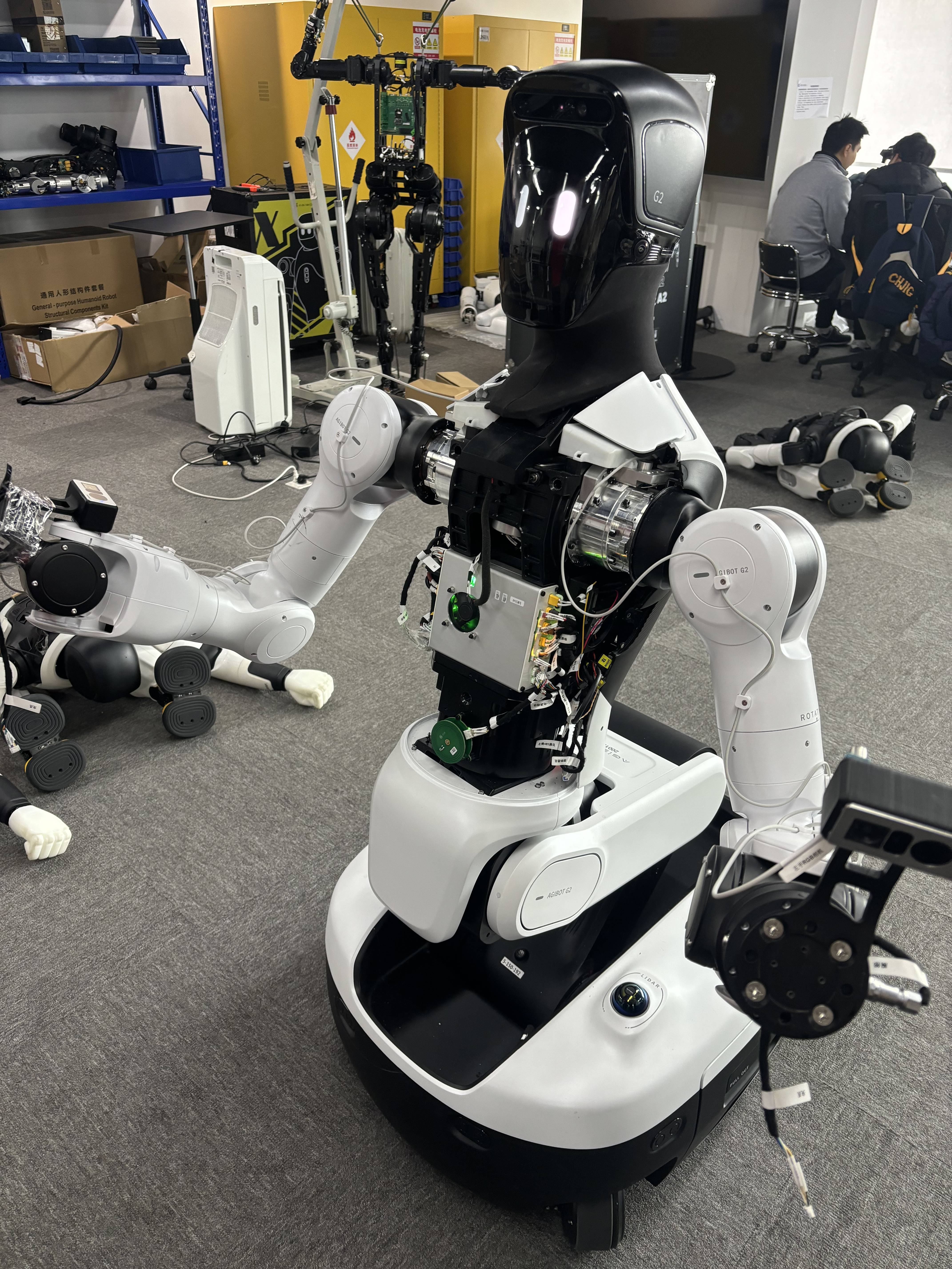 智元酷拓D2系列四足机器人亮相智元合作伙伴大会