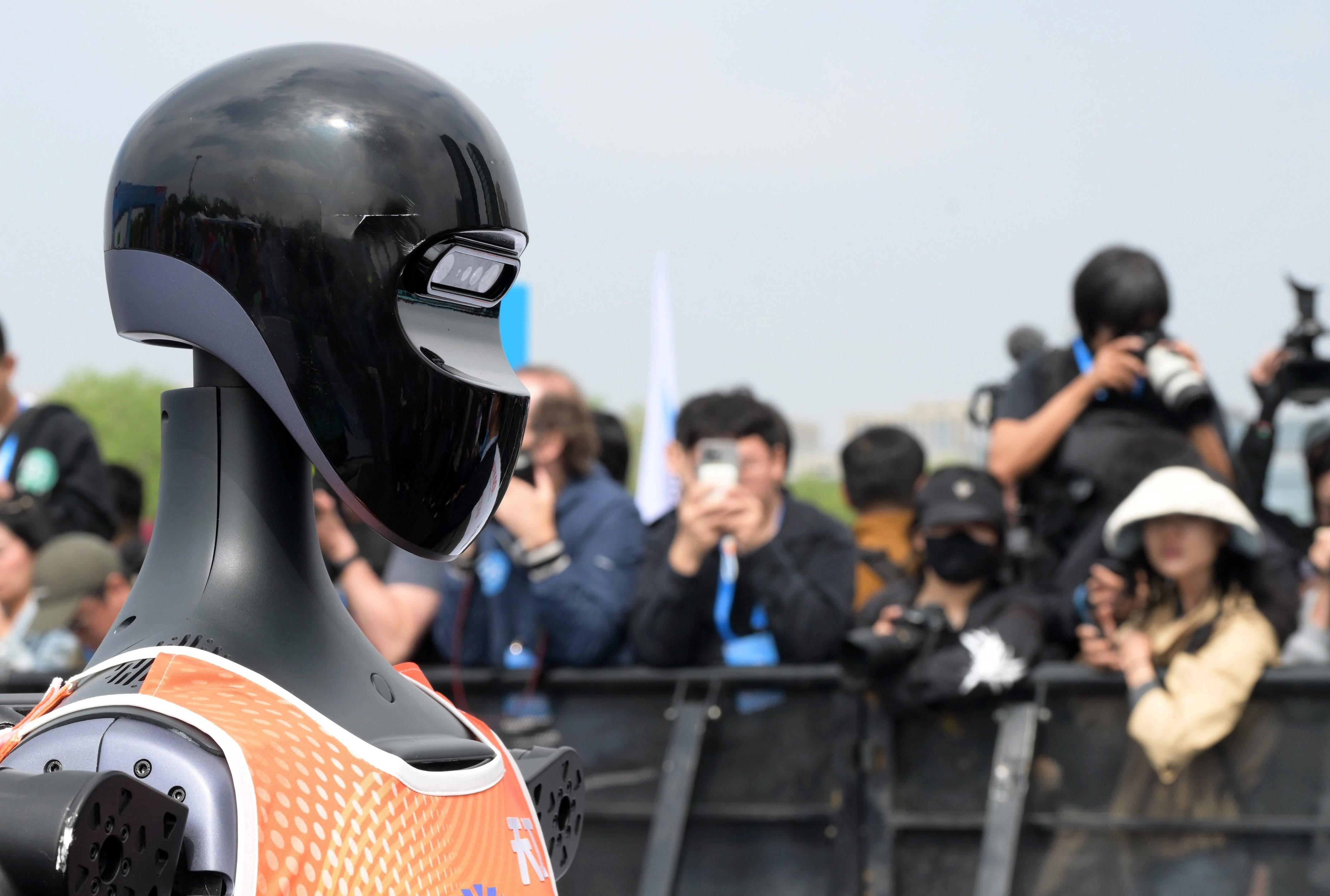 50分26秒！北京亦庄人形机器人半马冠军成绩超人类世界纪录