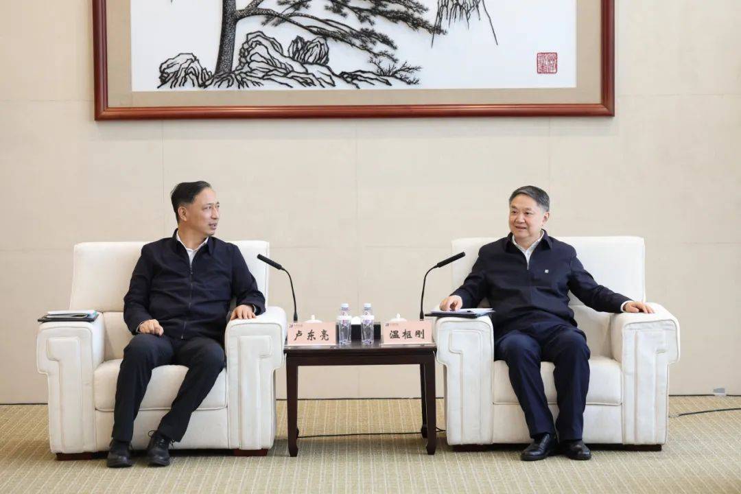 湖北省委书记王忠林会见中国华能集团董事长温枢刚