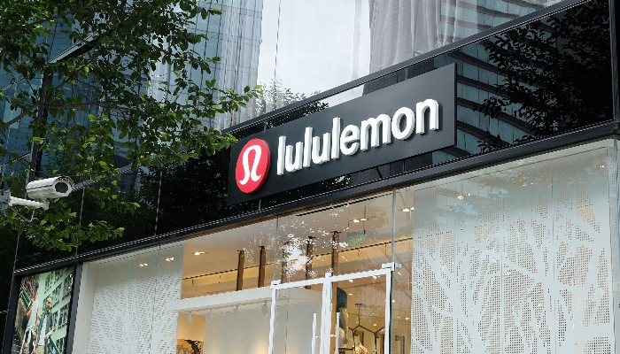 暴跌超13%！新帅还没上任，Lululemon股价先崩了！发生了什么？