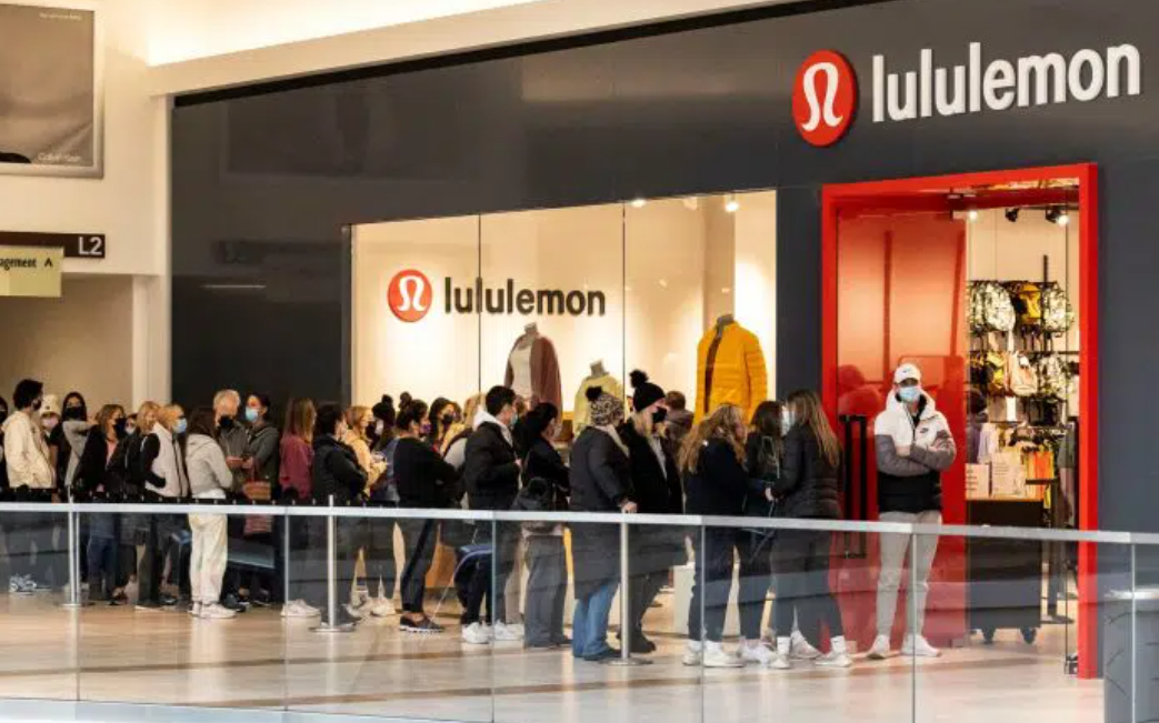 暴跌超13%！新帅还没上任，Lululemon股价先崩了！发生了什么？